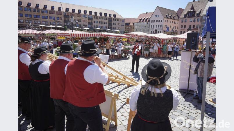 Besuch beim Nürnberger Hauptmarkt. Selbst Opernstücke aus Aida gaben die Gronkonreuther Alphornbläser zum Besten. Bild: exb