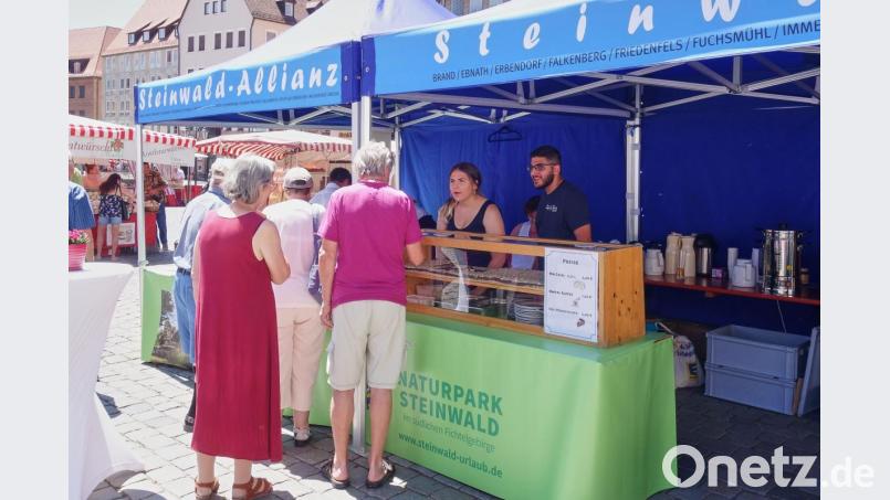 Besuch beim Nürnberger Hauptmarkt. Schülerinnen und Schüler der Toiurismusfachschule in Wiesau unterstützen bei der Betreuung der Gäste. Bild: exb