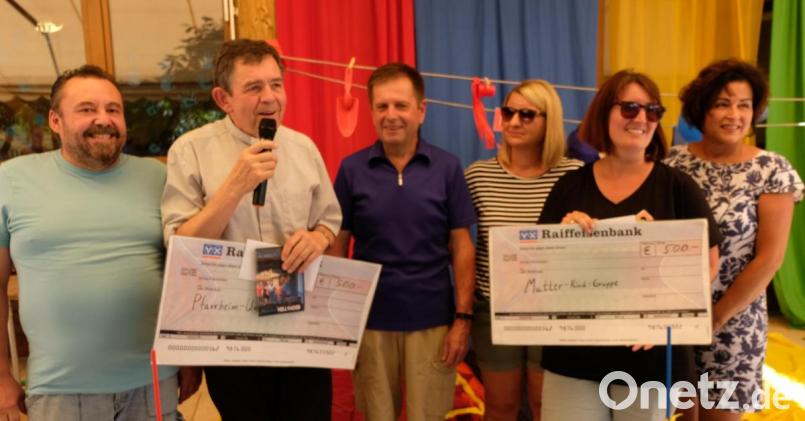 Die Freude bei der Spendenübergabe war übergroß. Von links: Spielleiter Hans (Jumbo) Braun, Pfarrer Max Früchtl, Reinhold Göring, Jessica Przetak, Susanne Gradl-Putke und Anna-Lena Günther. Bild: le