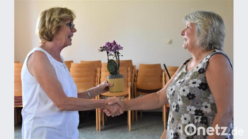 Frauenbund-Vorsitzende Doris Schreglmann (links) bedankt sich bei Kräuterpädagogin Edeltraud Forster für ihren Vortrag über Wildkräuter. Bild: rgr