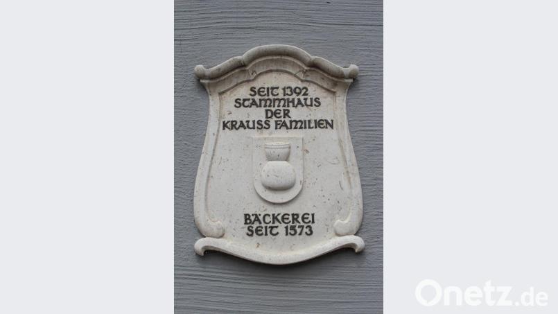 Das Wappen an der Fassade des Hauses weist auf den Ursprung der ältesten Bäckerei Deutschlands hin. Bild: Stiegler
