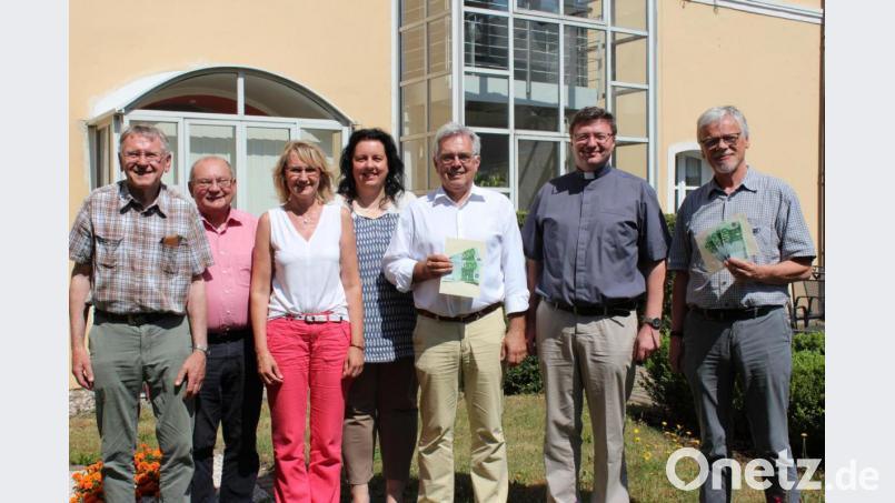 Dekan Gerhard Schoenauer und Dieter Scholl, Vorstandsvorsitzender des Caritasverbandes Bayreuth, nehmen jeweils 300 Euro aus der Kollekte der ökumenischen Wallfahrt 2018 entgegen. Mit im Bild Dekan Markus Flasinski, Dekanatsratsvorsitzende Sonja Schwemmer, Schriftführerin Regina Schrembs, stellvertretender Dekanatsratsvorsitzender Franz Eller und Helmut Porsch vom Vorbereitungskreis. Bild: cs