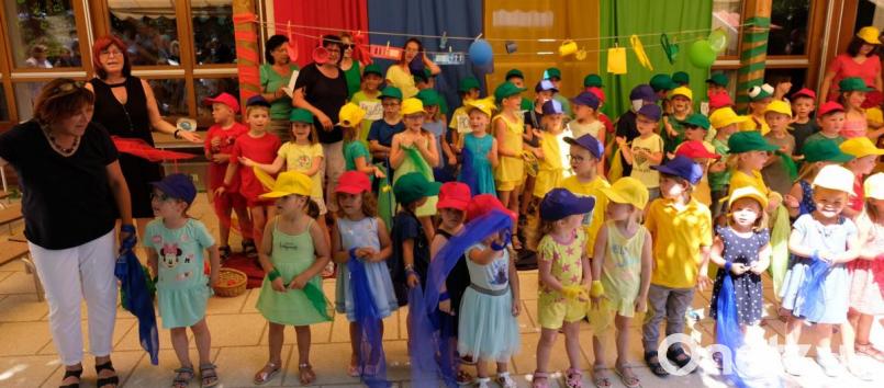 Die kleinen Schauspieler schwenken ihre farbigen Tücher und singen aus voller Kehle &quot;Gemeinsam sind wir stark und bunt&quot;. Bild: le