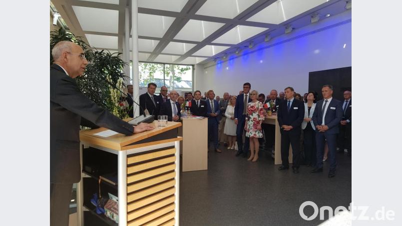 Italiens Botschafter Luigi Mattiolo sprach beim IHK-Sommerempfang in Regensburg. Bild: gib