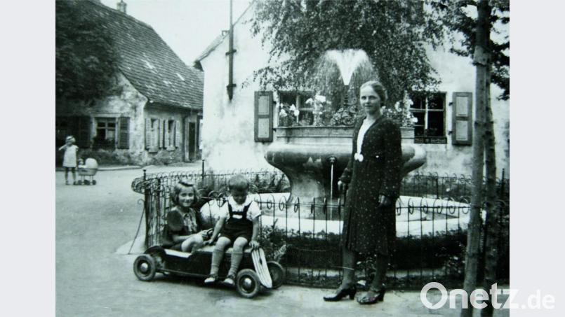 Ein Bild aus der Nachkriegszeit: Der Springbrunnen in der Pfarrgasse mit Margarete Baierl (rechts), die zusammen mit ihrem Ehemann Hans den Brunnen viele Jahrzehnte betreute. Bild: njn