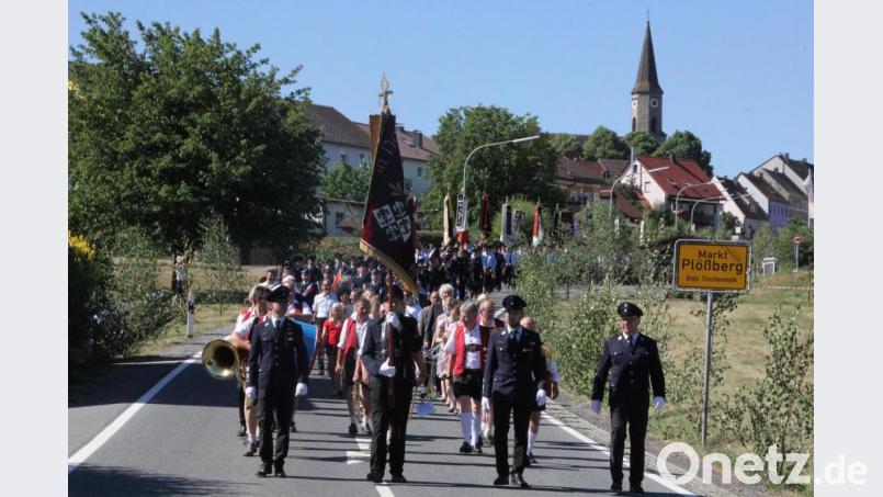 Imposanter Kirchenzug vor der malerischen Kulisse von Plößberg. Bild: kro