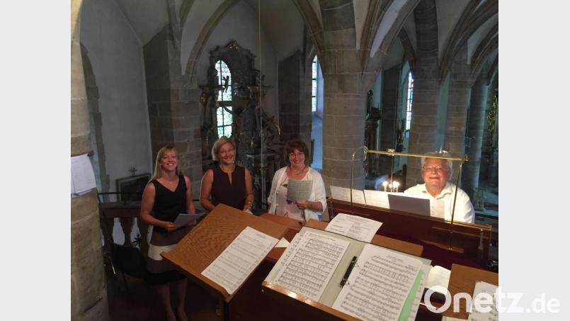 Josef Zaglmann begleitet Anna-Maria Beck, Cordula Stiegler und Ursula Dadder (von links) auf der Orgel. Bild: jzk