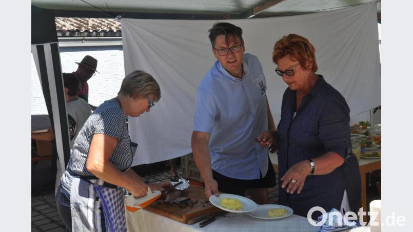 Die Helfer hatten zur Mittagszeit alle Hände voll zu tun. Bild: dob