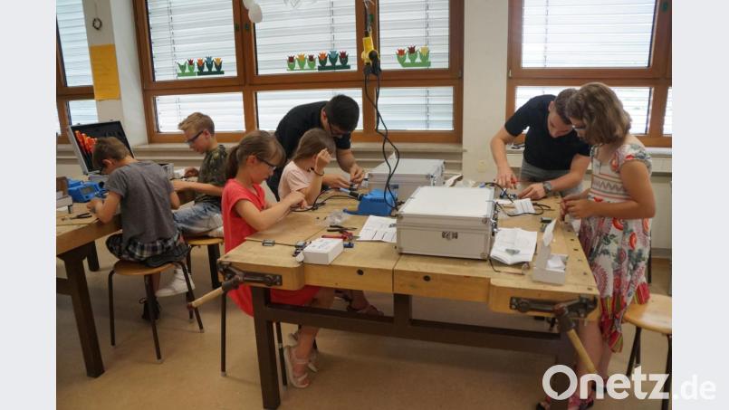Begeistert bearbeiteten und löteten die Schüler ihre Bausätze unter Mithilfe von zwei Auszubildenden der Firma Irlbacher. Bild: weu