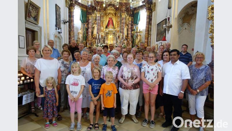 Die Wallfahrer aus Fuchsmühl in der Basilika in Marienweiher. Bild: exb