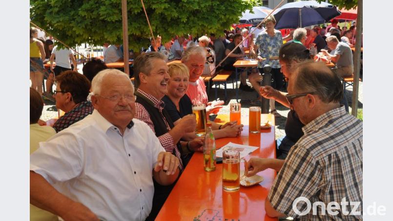 Bürgermeister Andreas Wutzlhofer (Zweiter von links) schaute mit Gattin Barbara und Stadtrat Josef Haberkorn (links) ebenfalls zur Mittagszeit auf dem Pfarrfest vorbei. Bild: dob