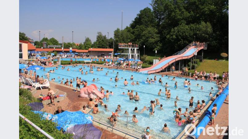 Zahlreiche Besucher strömen bei der aktuellen Hitze in die Freibäder im Landkreis Tirschenreuth - wie hier in Erbendorf. Am Sonntag waren dort rund 3000 Badegäste. Bild: njn