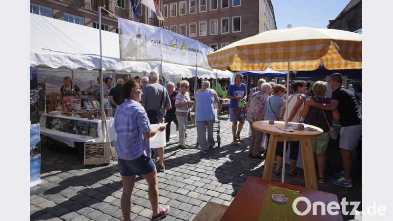 Besuch beim Nürnberger Hauptmarkt. Trotz der Hitze zogen die Informationsstände der Ferienregionen viele Besucher an. Bild: exb