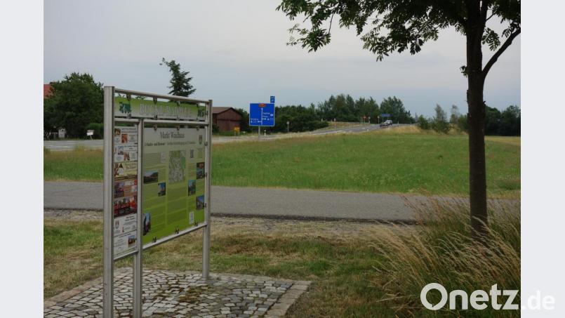 Parallel laufen Bocklweg (im Vordergrund) und Autobahn A6 an Waidhaus vorbei. Im Umfeld der Staatsstraße nach Pfrentsch (im Hintergrund) plant die Marktgemeinde einen kombinierten Rad- und Gehweg. An welcher Stelle eine Querung der Autobahn möglich wird, müssen die Planungen zeigen. Bild: fjo