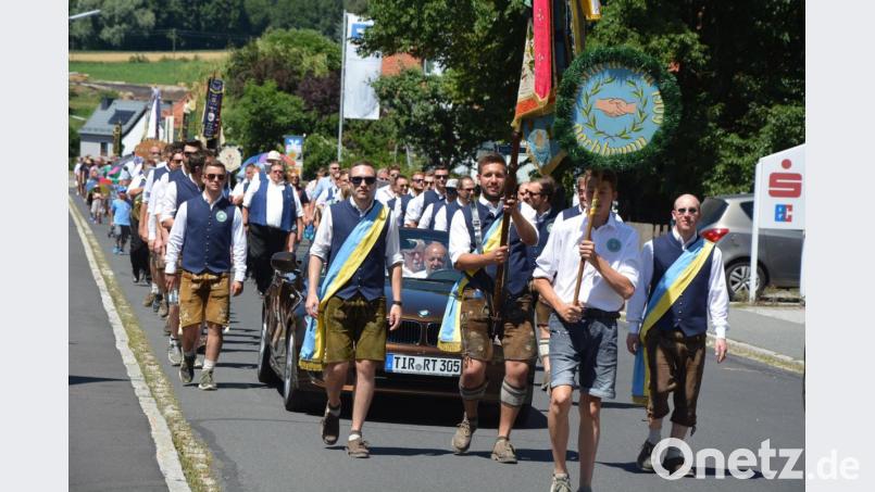 Die Pechbrunner Burschen führten den Festzug zu ihrem 110-jährigen Bestehen an. Bild: jr