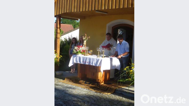 Pfarrer Markus Urban zelebrierte den Gottesdienst zum Patrozinium der Dorfkapelle. Bild: mad
