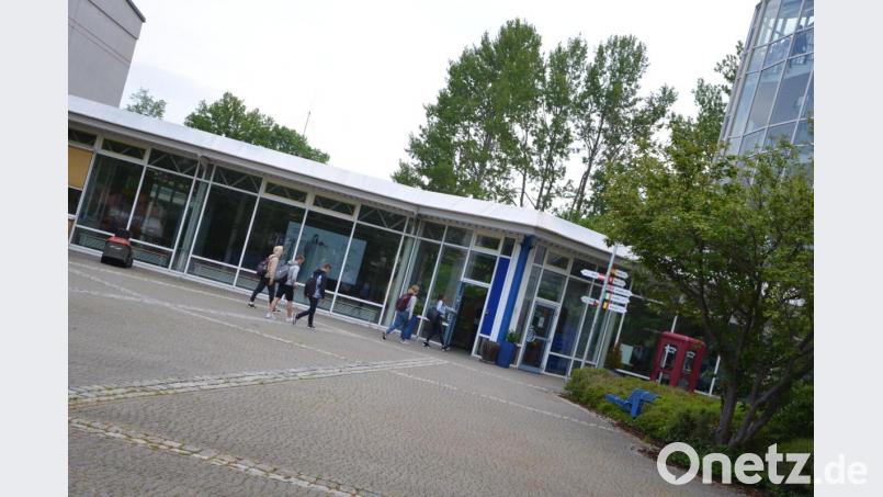 Mehr als jeder zehnte Schüler der Europa-Berufsschule hat eine Hochschulzugangsberechtigung in der Tasche, also die Allgemeine oder fachgebundene Hochschulreife oder die Fachhochschulreife. Das klassische, an einem Gymnasium erworbene Abitur konnten 211 von 3430 Schüler vorweisen (Stand Mai 2019). Bei handwerklichen Ausbildungen ist an der Weidener Berufsschule der Anteil der Abiturienten aber deutlich geringer. Bild: Reiner Wittmann