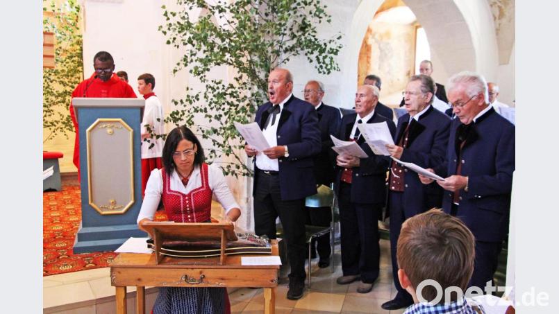 Pfarrvikar John Oguche und der Männerchor gestalteten den Gottesdienst zum Patrozinium. Bild: aub