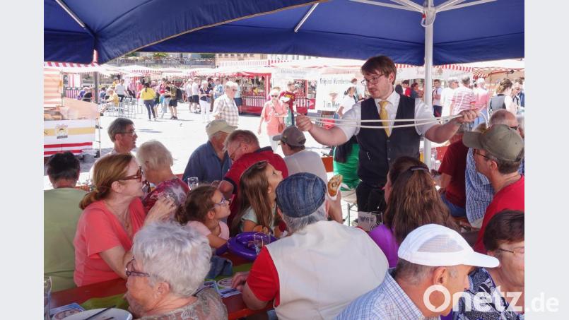 Besuch beim Nürnberger Hauptmarkt. Zauberer Marco Knott aus Bärnau sorgte mit seinen Tricks für verblüffte Gesichter an den Tischen. Bild: exb
