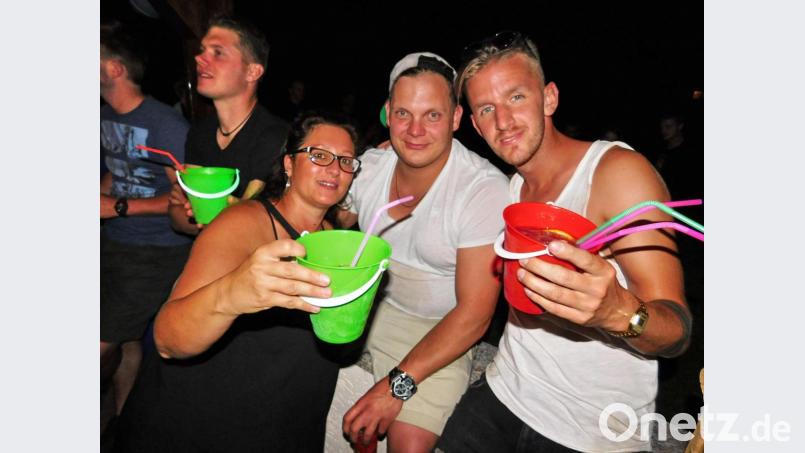 Stilecht aus Eimern genießen die Gäste bei der Mallorca-Party ihren Sangria. Bild: hai