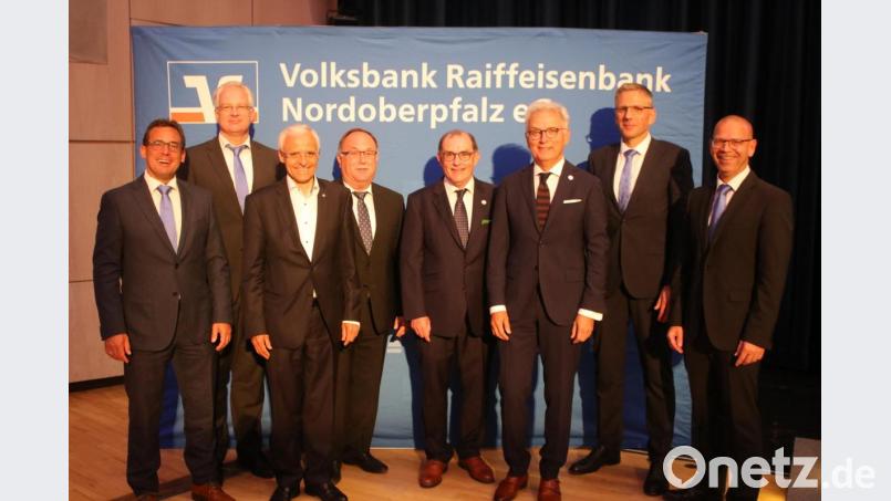 Die Vorstände Thomas Ludwig (von links), Vorstand Rainer Lukas, die ehemaligen Vorstände Hermann Ott, Josef Strauß, Rudolf Winter, Vorsitzender des Aufsichtsrats Josef Kürner und die Vorstände Bernhard Wolf und Thomas Wirth blicken auf ein erfolgreiches Geschäftsjahr zurück. Bild: sne