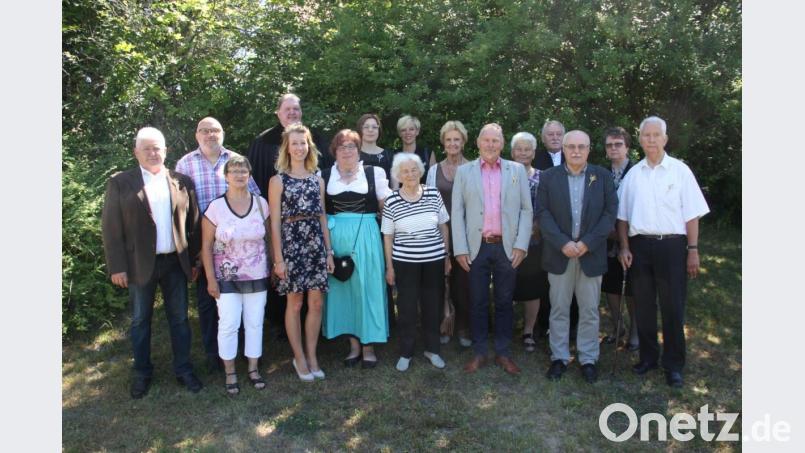 Die Jubelkonfirmanden feiern mit Pfarrer Pfarrer Ulrich Gruber (hinten, Dritter von links) einen feierlichen Gottesdienst. Bild: adj