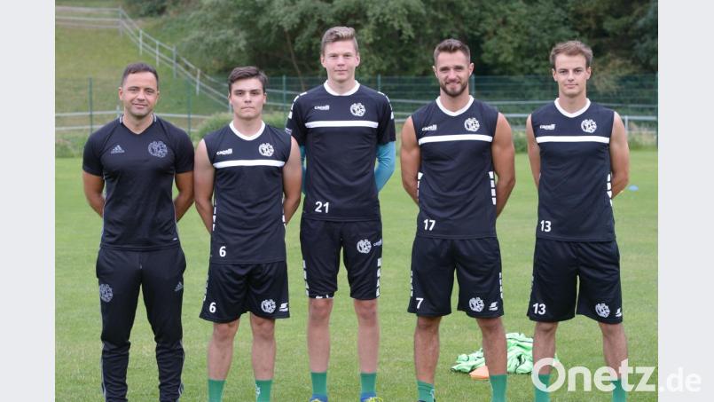 Trainer Faruk Maloku (links) und die vier neuen Spieler (von links): Patrick Hofmann, Sven Kreiser, Benjamin Epifani und Bastian Freisinger. Bild: ref