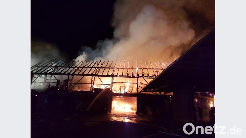Die Scheune steht in Flammen. Bild: exb