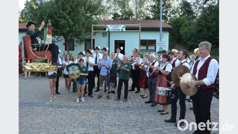 Strahlend dirigiert der neue Gauschützenkönig Stefan Ernstberger die Münchenreuther Bauernkapelle, die ihm zu Ehren ein Ständchen spielte. Mit im Bild Waldsassens Bürgermeister Bernd Sommer (Mitte), der spontan für die anschließende Feier ein Fass Bier spendierte. Bild: jr