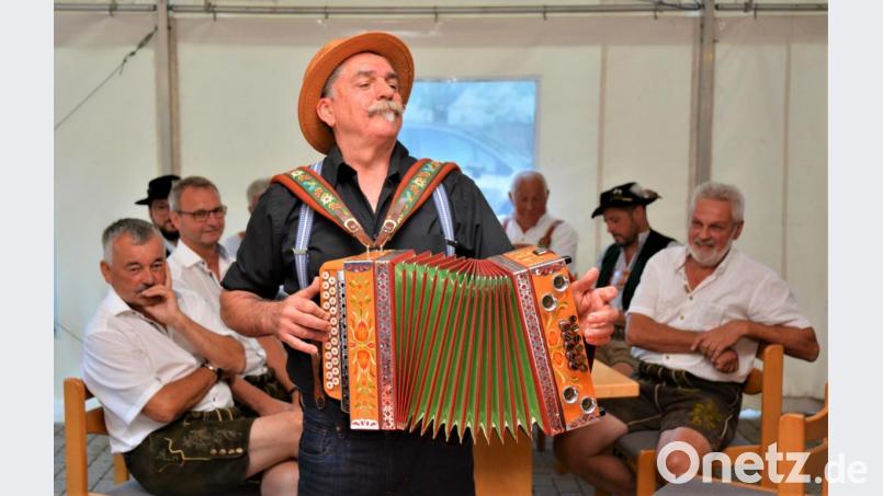 Der Strobl Sepp in seinem Element: Er feiert seinen Geburtstag bei der Sitzweil im Festzelt am Ehenfelder Gemeinschaftshaus. Bild: fdl