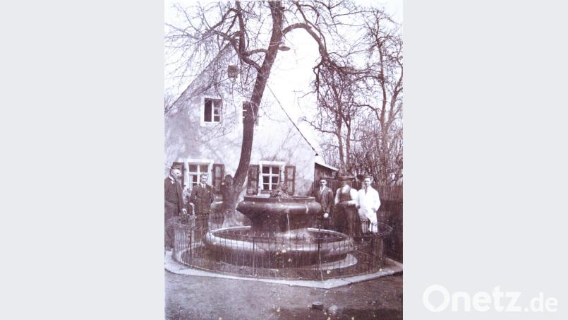 Der Springbrunnen in der Erbendorfer Pfarrgasse in den 1930er Jahren. Bild: njn