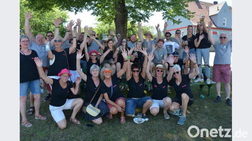 Lautstark bejubelte die Besuchergruppe aus Bonefeld die Teilnehmer des Festzugs. Bild: jr