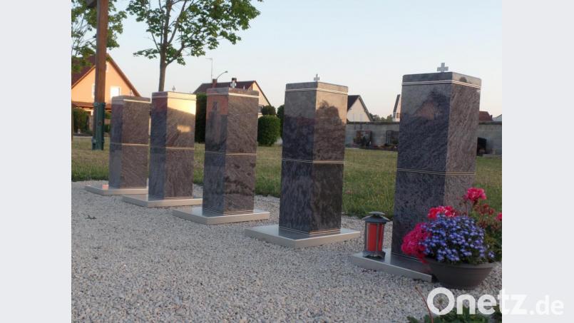 Die zweite Änderung der Bestattungsgebührensatzung bezieht sich ausschließlich auf die Grabgebühren. Neu eingefügt wird, dass für eine Urnenstele (unser Bild zeigt die fünf Urnenstellen auf dem Gottesacker in Kirchenthumbach) mit zwei Urnenkammern eine Gebühr von 100 Euro pro Jahr auf der Grundlage einer Liegefrist von zehn Jahren erhoben wird. Bild: br