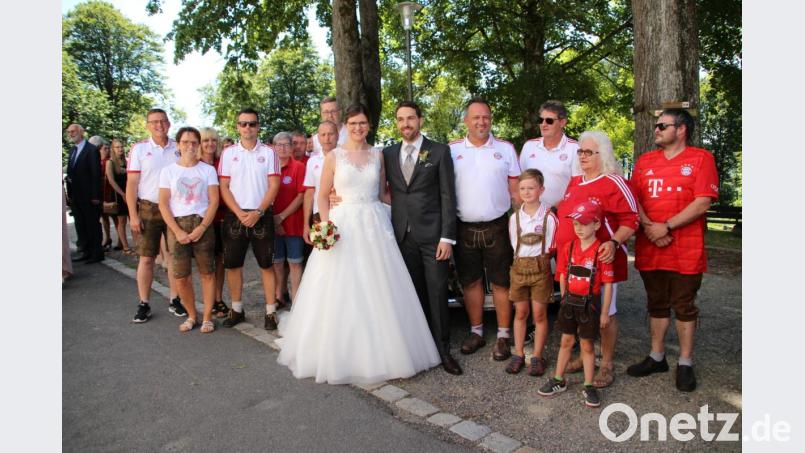 Das Hochzeitspaar Ramona und Markus Riedl freut sich über die Glückwünsche der Wildenauer Bayernfans. Bild: fvo