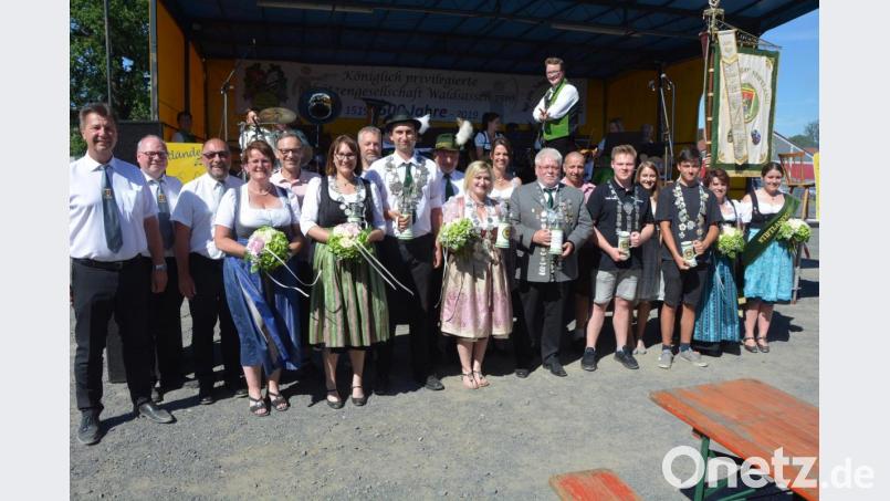 Die ausgeschiedenen und neuen Gauschützenkönige mit Gratulanten (von links): Gauschützenmeister Manfred Zölch, Stellvertreter Martin Dietz, Gausportleiter Wolfgang Weiß, Bettina Gmeiner, Bürgermeister Bernd Sommer, Natalie Ries (Luftpistole Damen), Bezirksschützenmeister Harald Frischholz, Stefan Ernstberger (Luftgewehr Schützen), Bernhard Friedl, Christina Hößl (Luftgewehr Damen), Nicole Beer, Norbert Dietl (Luftpistole Schützen), Bernhard Weber, Alex Stobitzer (Luftpistole Jugend), Sarah Weiß, Marco Sieder (Luftgewehr Jugend) und die Fahnensektion mit der Gaustandarte. Bild: jr