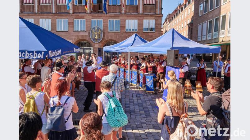 Besuch beim Nürnberger Hauptmarkt. Ausgelassene Stimmung beim „Böhmischen Traum“, gespielt von der Blaskapelle Kemnath. Bild: exb