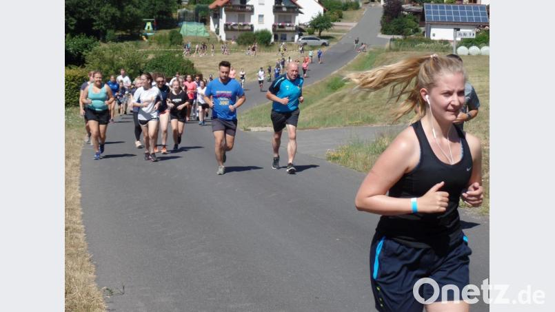 Mit 115 Teilnehmern ist beim zweiten SSV-Charity-Lauf des SSV Kirchenpingarten zu Gunsten der Kinderkrebshilfe Oberpfalz-Nord die Läuferschar gegenüber dem Vorjahr deutlich größer. Bild: br