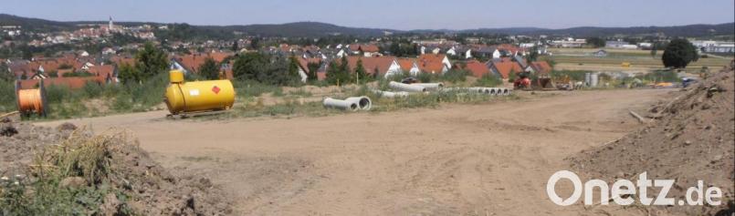 Im Baugebiet Hirtenleite 3 laufen die Erschließungsmaßnahmen, sie sollen im August abgeschlossen sein. Rund 2,4 Millionen Euro steckt die Stadt in diesem Jahr in das Projekt. Insgesamt kostete das Baugebiet dann knapp 3,4 Millionen. Bild: Hösamer
