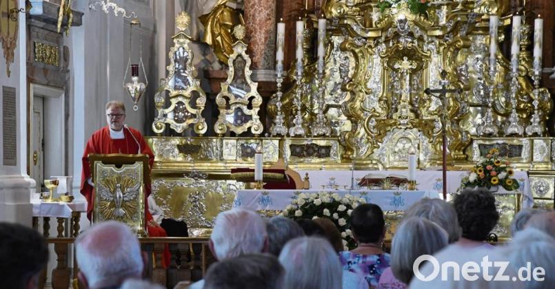 Pfarrer Maciej Kolanowski (Pfarrei Hl. Familie) zelebriert die Messe für die Senioren aus dem Landkreis. Bild: Petra Hartl