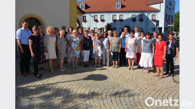 Vor zwei Jahrzehnten wurde der Kirchenchor der Pfarrei St. Jakob unter der Leitung von Matthias Schraml (links) neu gegründet. Im Bild die Sänger am Samstag vor dem Beginn des Gottesdienstes am Kirchplatz. Bild: jr