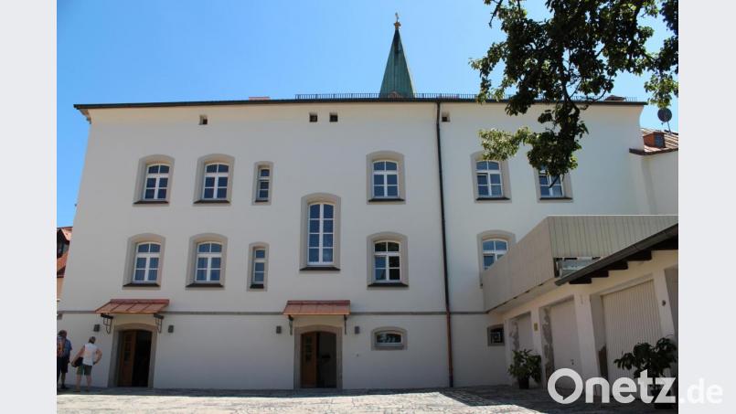 Blick auf das Pfarrhaus vom Pfarrhof aus. Rechts im Bild ist die Terrasse zu sehen. Bild: Susanne Forster