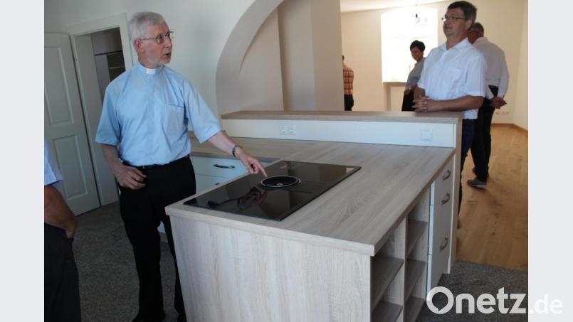 Pater Klaus Kniffki rätselt über die Funktionsweise des Dunstabzuges, der in die Herdplatte integriert ist. Bild: Susanne Forster