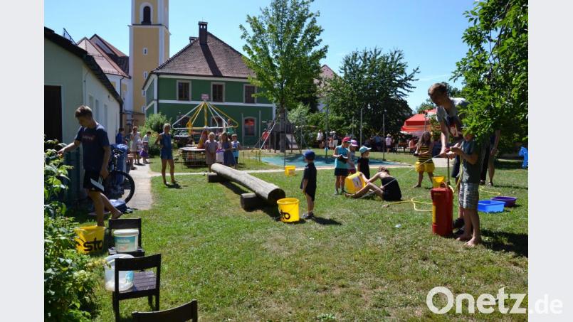 Gerne wurden die Wasserspiele der Ministranten angenommen. Bild: gi