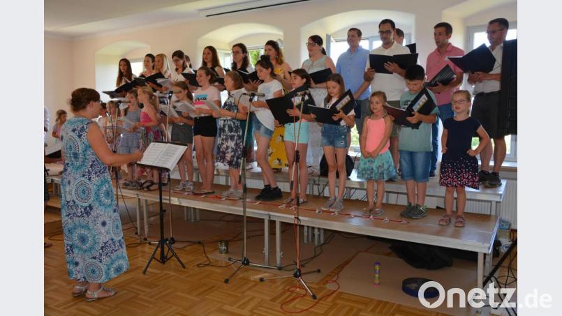 Erstmals gaben „Grazie A Dio“ und der Leonberger Kinderchor ein gemeinsames Konzert. Die Leitung lag bei Michaela Burger (links) und Michaela Teubner. Bild: jr