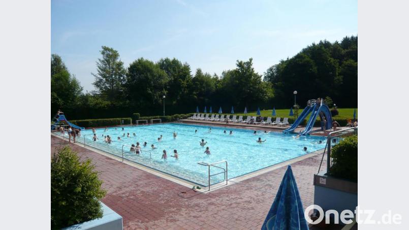 Zwei Ersthelfer haben am Dienstag im Freibad Windischeschenbach schnell reagiert und ein vierjähriges Kind vor dem Ertrinken gerettet. Archivbild: Lowak