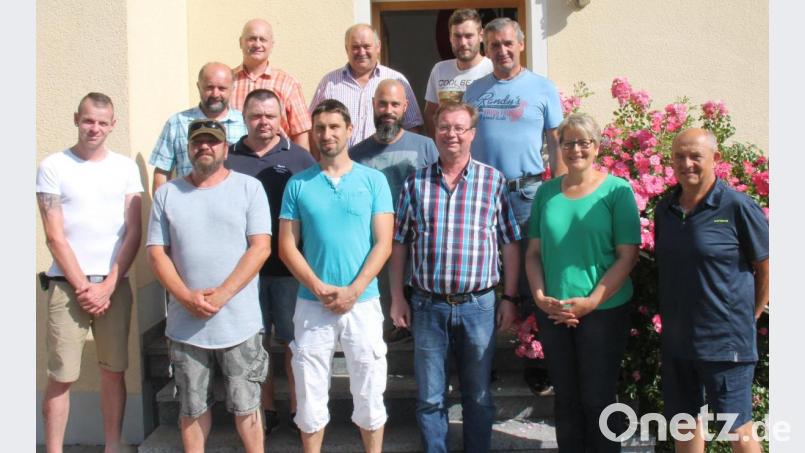 Die Teilnehmer des Nachbarschaftstages der Klärwärter in Kulz mit Bürgermeister Walter Schauer (hinten links) und der Lehrerin Erika Gröber (Zweite von rechts). Bild: dl