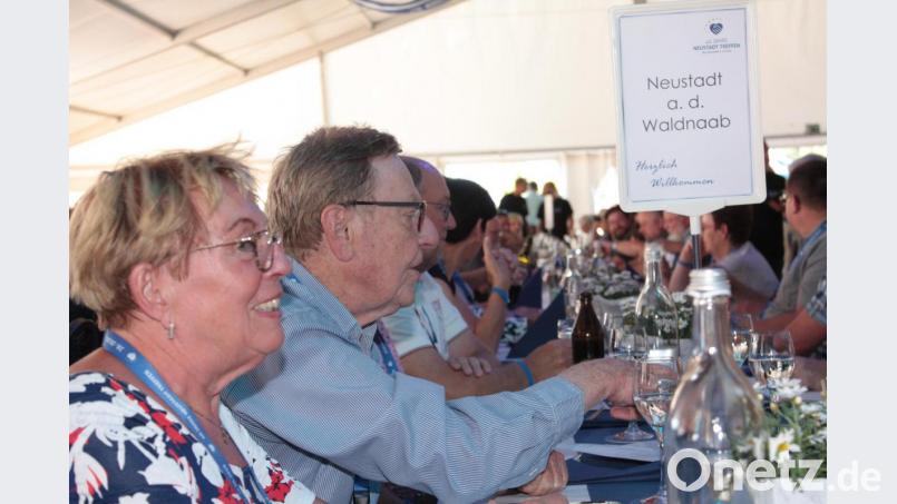 Hans Schreyegg mit Ehefrau Uschi (links) inmitten der Delegation aus seiner Heimatstadt Neustadt/WN. Bild: ui