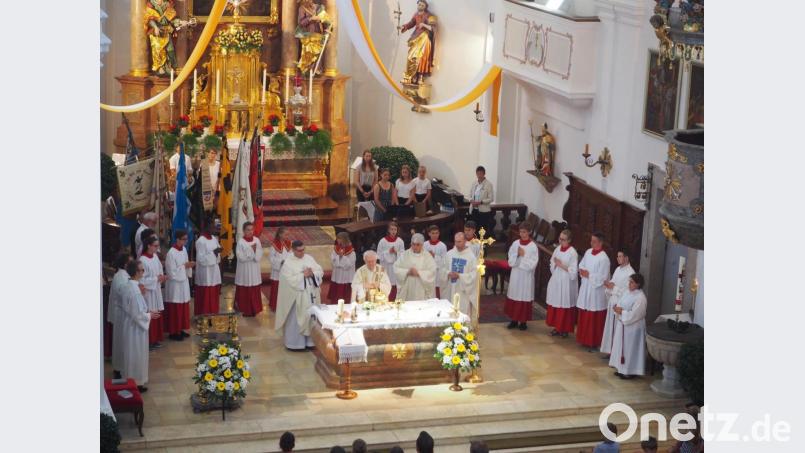 Zusammen mit Pater Adam Stasicki, Dekan Thomas Jeschner und Pater Rafla ( von Links ) zelebrierte der Jubilar den Festgottesdienst Bild: stn