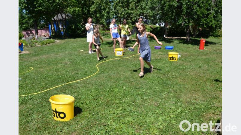 Wer ist die Schnellste beim Wasserspiel mit dem Schwamm? Bild: gi