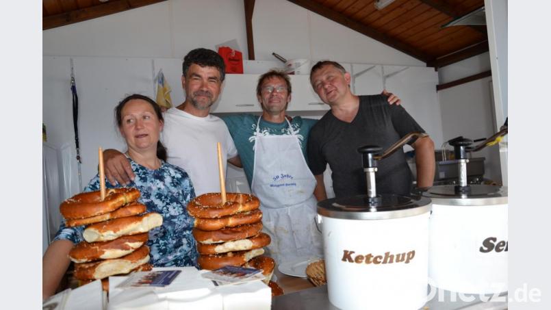 Ein ökumenisches Grillteam. Bild: gi